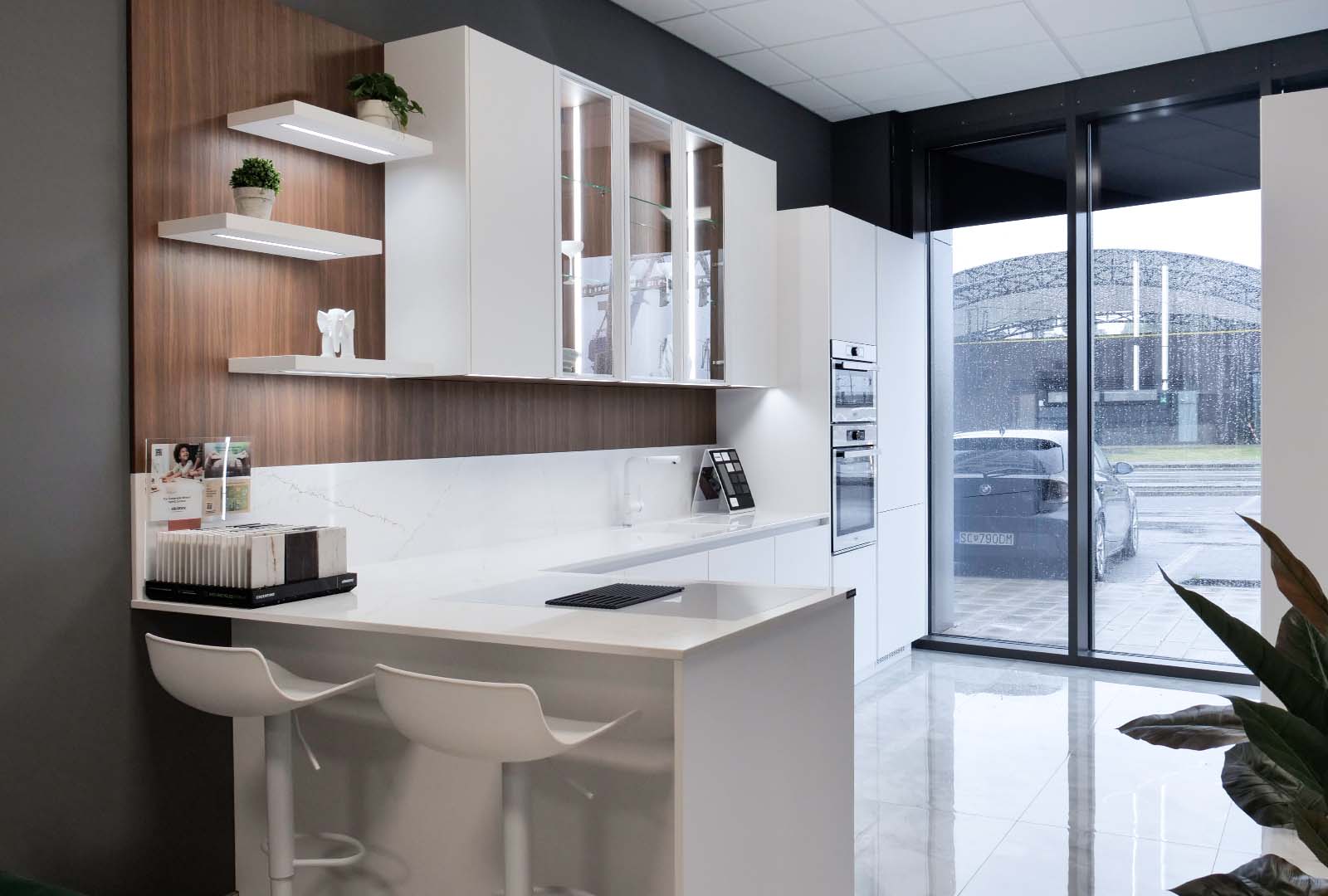 Kuchyňská linka_Bílá_Matt_Ořech_Silestone_Ethereal_Glow (1)